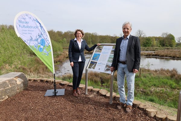 Sabine Brinkmann und Rainer Röder stellen Infotafeln vor 